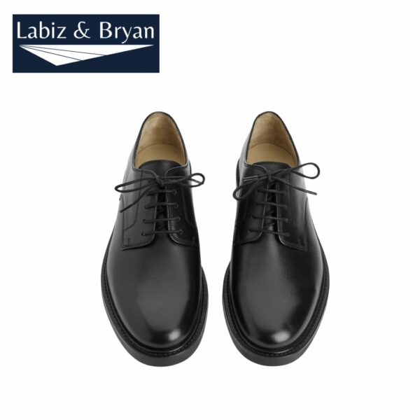 Classic derby shoes with a welted leather outsole, five eyelets and a leather-stacked heel